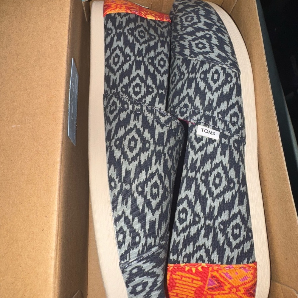 TOMS - Picture 3 of 3